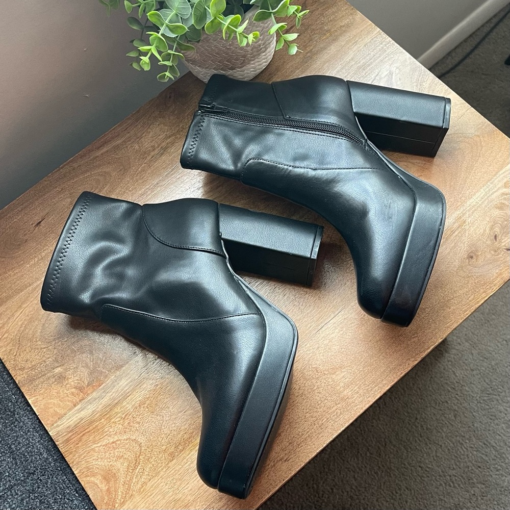 House of Harlow 1960 Black Heeled Ankle Boots 7.5 size - Picture 2 of 6